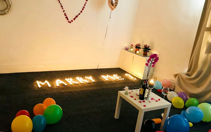 Cầu hôn bạn gái dưới nến, chàng trai làm cháy cả nhà Ảnh 2