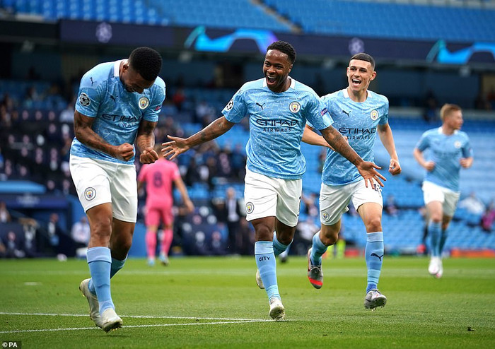 Sterling mở tỷ số cho Man City.