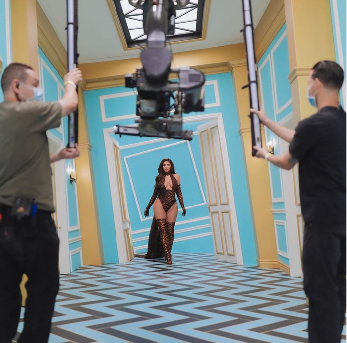 Kylie Jenner bước vào set quay với thần thái đầy khiêu gợi 