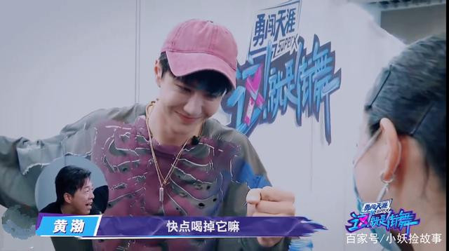 Vương Nhất Bác nắm chặt tay khi bị ép làm nũng trước mặt thí sinh