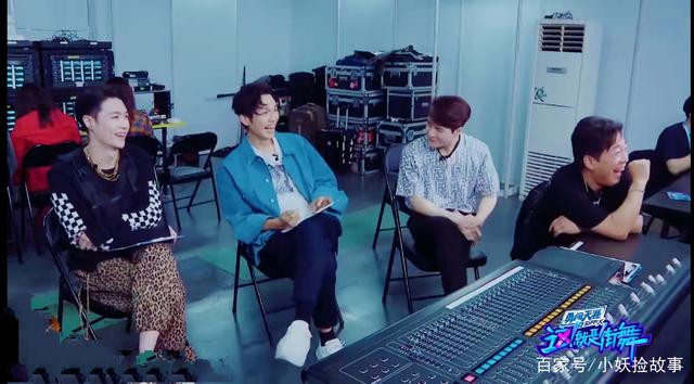 Mấy anh ngồi trong hậu đài rất thích thú và cười lên 'sự đau khổ' của đứa em nhỏ