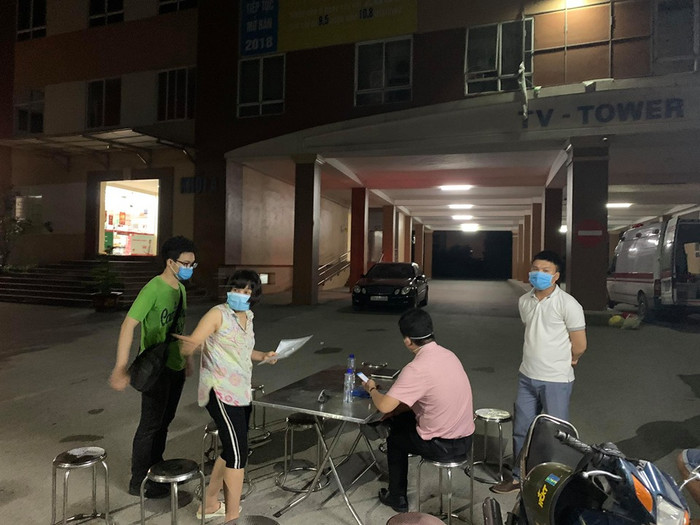 Dựng lều dã chiến, tạm thời phong tỏa 2 tòa chung cư ở Hà Nội phun khử khuẩn vì cư dân nhiễm COVID-19 Ảnh 17