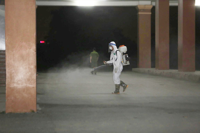  Để đảm bảo an toàn, trước mắt cơ quan chức năng tạm thời phong tỏa khu chung cư, phun khử trùng và lấy mẫu xét nghiệm những người có liên quan. 