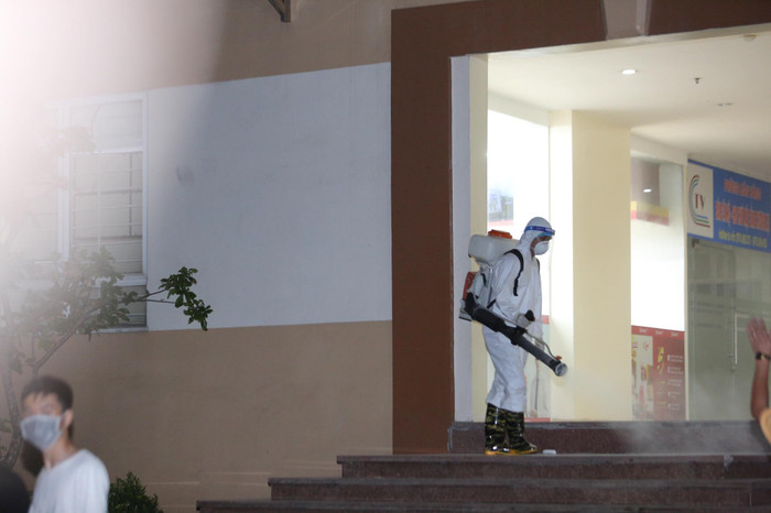 Dựng lều dã chiến, tạm thời phong tỏa 2 tòa chung cư ở Hà Nội phun khử khuẩn vì cư dân nhiễm COVID-19 Ảnh 7