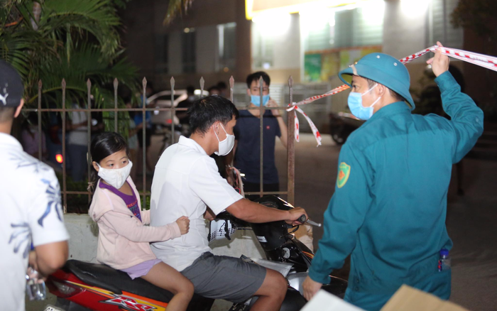 Dựng lều dã chiến, tạm thời phong tỏa 2 tòa chung cư ở Hà Nội phun khử khuẩn vì cư dân nhiễm COVID-19 Ảnh 2