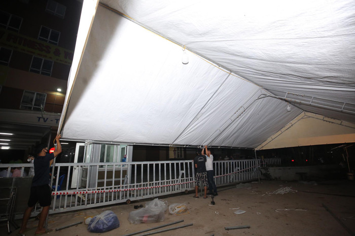 Bên cạnh đó, UBND xã Đức Thượng đã gấp rút dựng lều dã chiến ngay sát khu chung cư Tân Việt, căng dây phong tỏa từ xa, hạn chế người ra vào để phục vụ công tác phòng chống dịch.