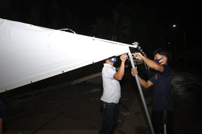 Dựng lều dã chiến, tạm thời phong tỏa 2 tòa chung cư ở Hà Nội phun khử khuẩn vì cư dân nhiễm COVID-19 Ảnh 20