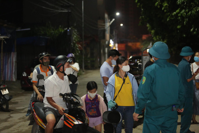 Cửa ra vào khu chung cư được canh gác nghiêm ngặt.