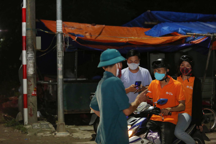 Bệnh nhân này là Giám đốc công ty cổ phần thực phẩm Nippon Farm tại Khu công nghiệp Thăng Long 2, huyện Mỹ Hào, Hưng Yên. Trước đó, từ ngày 16/7 đến 20/7, bệnh nhân cùng người thân trong gia đình đi du lịch tại Đà Nẵng. Đoàn gồm 10 người, trong đó gia đình bệnh nhân có 4 người; gia đình anh vợ bệnh nhân có 4 người và 2 cháu của bệnh nhân. Tất cả đều sống trong cùng tòa chung cư.