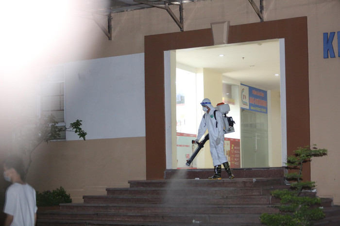 Dựng lều dã chiến, tạm thời phong tỏa 2 tòa chung cư ở Hà Nội phun khử khuẩn vì cư dân nhiễm COVID-19 Ảnh 6