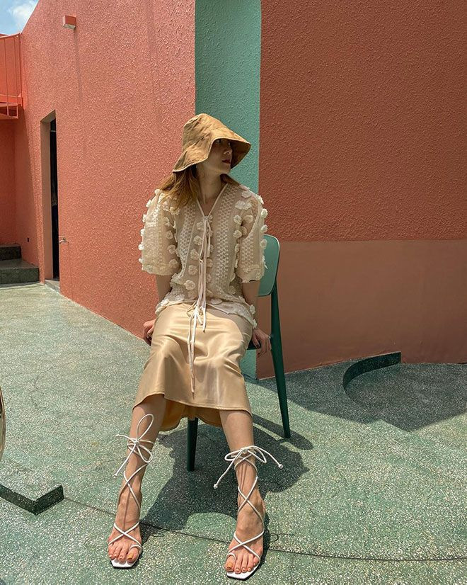 Yến Nhi sử dụng đôi giày có phần thắt nơ to ngay cổ chân để làm điểm nhấn cho bộ cánh thú vị, theo một tông màu beige nhẹ nhàng, tao nhã. 