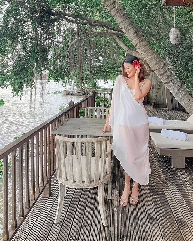 Lan Khuê xinh đẹp như nữ thần với chiếc váy suông mỏng manh, thiết kế giày mũi nhọn thắt dây làm hoàn thiện thêm set đồ đơn giản. 