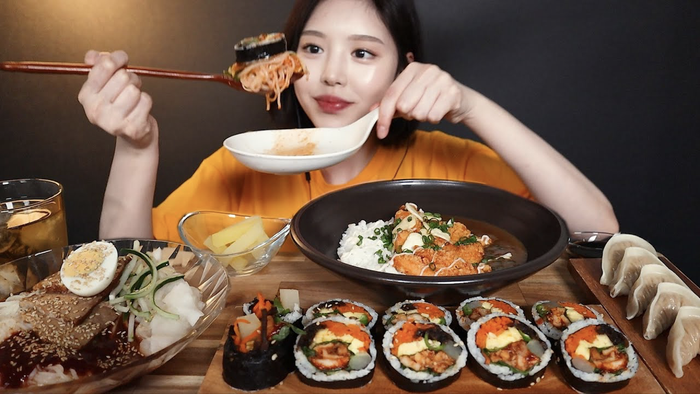 Nữ YouTuber ẩm thực Hàn Quốc thu nhập 4 tỷ/tháng bị tố lừa dối người xem, chỉ vờ ăn rồi nhả Ảnh 3