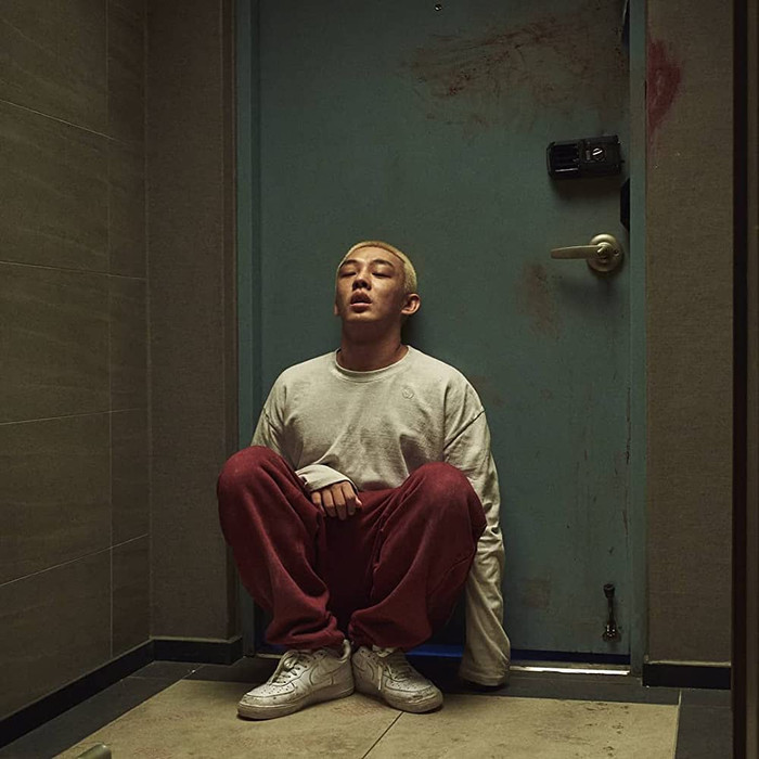 Review '#Alive': Tuyên ngôn sinh tồn sáo rỗng, gây ức chế cực độ bởi tình tiết 'đầu voi đuôi chuột' Ảnh 8