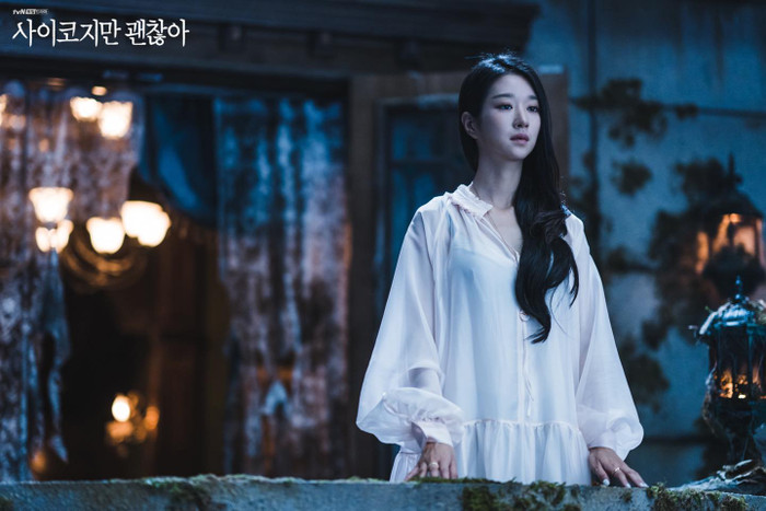 Khám phá 8 điểm nổi bật về thời trang của Seo Ye Jin trong 'Điên thì có sao': Là phù thủy hay nữ thần? Ảnh 5