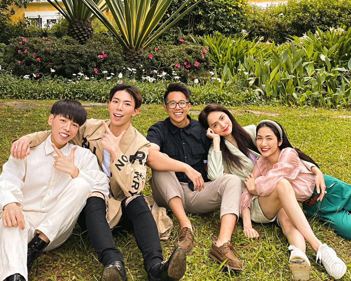 Hương Giang và bạn trai doanh nhân ở giữa cùng gia đình 'Hoa dâm bụt' du lịch tại Đà Lạt.