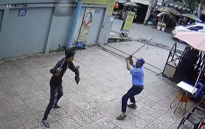 Tranh cãi chuyện gửi đồ ở chung cư, nam thanh niên xách mã tấu chém bảo vệ túi bụi Ảnh 2