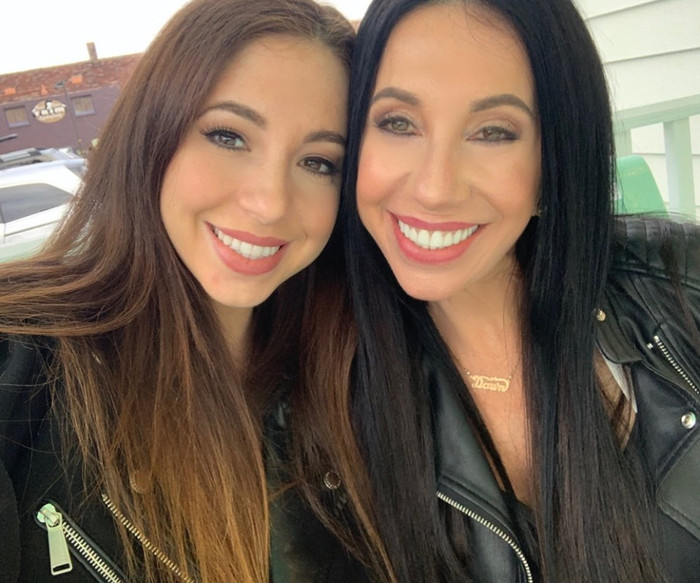 Mặc dù cách nhau 30 tuổi, nhưng hai mẹ con cô Cher vẫn giống nhau như đúc 