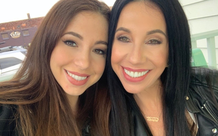 Hai mẹ con nổi tiếng vì giống nhau y hệt dù cách hẳn 30 tuổi Ảnh 2