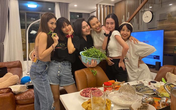 Hội Ngựa hoang và đạo diễn Nguyễn Quang Dũng tụ họp nhà Hoàng Yến Chibi Ảnh 2