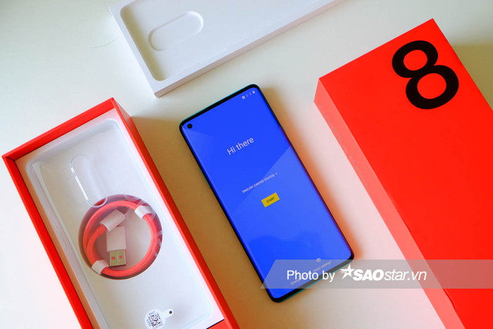 OnePlus 8 Pro 5G sở hữu thiết kế với 2 mặt trước/sau đều cấu thành từ kính và khung kim loại. Màn hình phía trước cong tràn hai cạnh, camera đục lỗ ở góc trái phía trên cùng 2 viền trên và dưới rất mỏng.