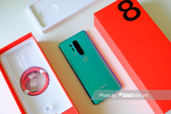 Gây ấn tượng đầu tiên là hộp động sản phẩm có màu đỏ bắt mắt cùng kích thước 'siêu to khổng lồ'. Bên trong hộp đứng có rất nhiều sticker, ốp lưng nhựa dẻo, dây sạc màu đỏ 'tone sur tone' với kết nối chuẩn USB-C và Adapter sạc hỗ trợ công nghệ Warp Charge với công suất 30W. Nhìn chung, cách đóng gói phụ kiện đi kèm OnePlus 8 Pro rất chỉn chu.