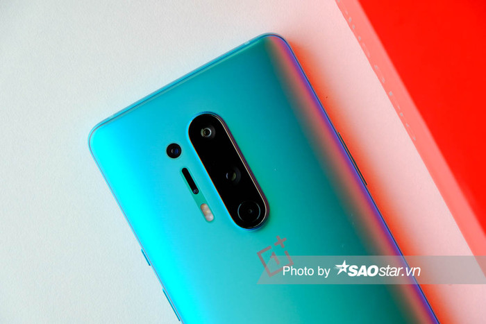 Quay trở lại với mặt lưng, OnePlus 8 Pro 5G sở hữu cụm 3 camera đặt dọc, nằm ở giữa mặt lưng. Đi kèm đó là cảm biến thứ tư đặt ở bên trái cũng, đèn flash LED cũng được xếp theo chiều dọc. 