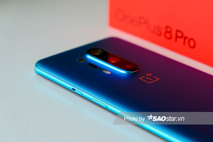 OnePlus 8 Pro 5G trang bị viên pin 4.510mAh, đi kèm với công nghệ sạc nhanh không dây 30W Wireless Charging, có thể sạc đầy 50% pin trong 30 phút. Công nghệ sạc có dây Warp Charge 30T, sạc đầy 50% trong 23 phút. Ngoài ra smartphone này cũng hỗ trợ sạc ngược không dây cho thiết bị khác.