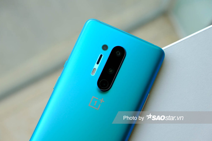 Cụm camera trên OnePlus 8 Pro 5G bao gồm: camera chính 48MP cảm biến IMX689; camera tele 3x 8MP, zoom Hybrid 30x; camera góc siêu rộng 48MP hỗ trợ chụp macro ở khoảng cách 3cm; và một camera đo chiều sâu 5MP. 
