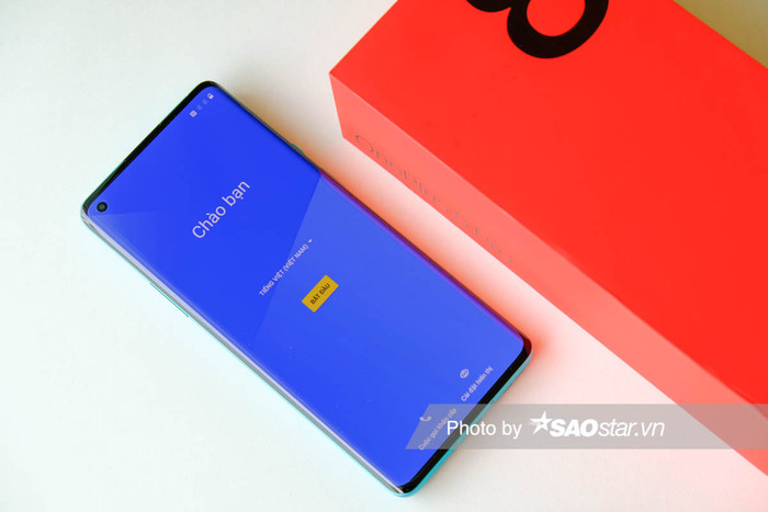 Về cấu hình, OnePlus 8 Pro 5G trang bị con chip Snapdragon 865, RAM LPDDR5 12GB, 256GB ROM chuẩn UFS 3.0, cài sẵn OxygenOS trên nền Android 10.