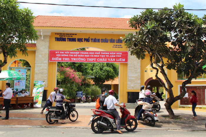 Phụ huynh đưa đón thí sinh đến điểm thi