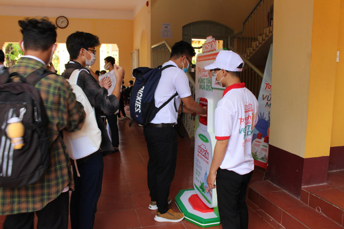 Các bạn rửa tay với dung dịch sát khuẩn trước khi vào phòng thi 