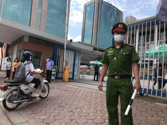 Cán bộ công an có mặt tại điểm thi hỗ trợ công tác kiểm tra kỳ thi tốt nghiệp THPT 2020