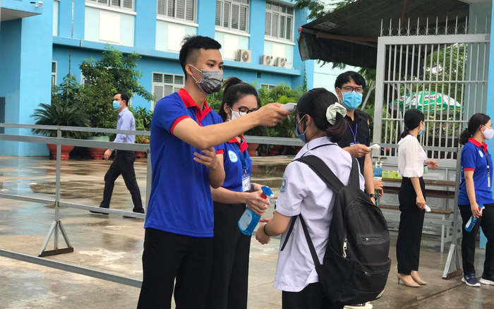 Chiều nay (8/8), thí sinh đến đăng ký dự thi tốt nghiệp THPT được đo thân nhiệt, xịt sát khuẩn phòng chống dịch COVID- 19 Ảnh 2