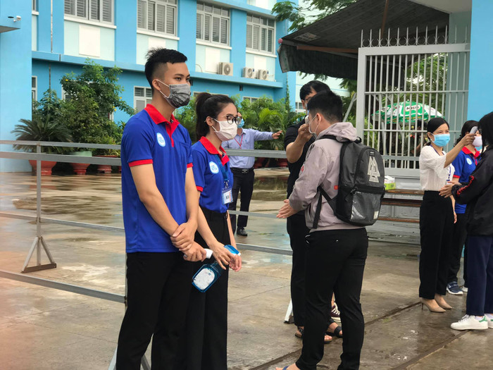 .. và xịt cồn rửa tay