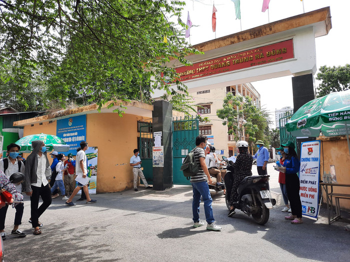 Điểm thi có bảo vệ, sinh viên tình nguyện... hỗ trợ đón thí sinh