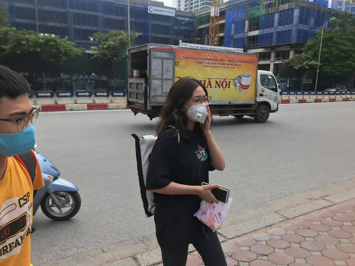 Các thí sinh chấp hành quy định, đeo khẩu trang khi đến trường