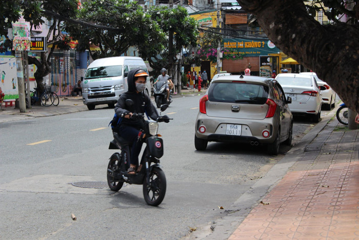 Chùm ảnh: Thí sinh và phụ huynh nô nức đến điểm thi từ sớm chuẩn bị làm thủ tục dự thi tốt nghiệp THPT 2020 Ảnh 20