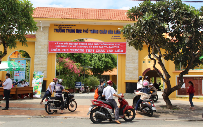 Chùm ảnh: Thí sinh và phụ huynh nô nức đến điểm thi từ sớm chuẩn bị làm thủ tục dự thi tốt nghiệp THPT 2020 Ảnh 2