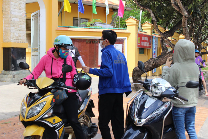 Chùm ảnh: Thí sinh và phụ huynh nô nức đến điểm thi từ sớm chuẩn bị làm thủ tục dự thi tốt nghiệp THPT 2020 Ảnh 18