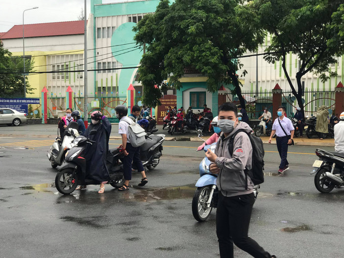 Nhiều bạn thí sinh được phụ huynh đưa đón đến điểm thi 