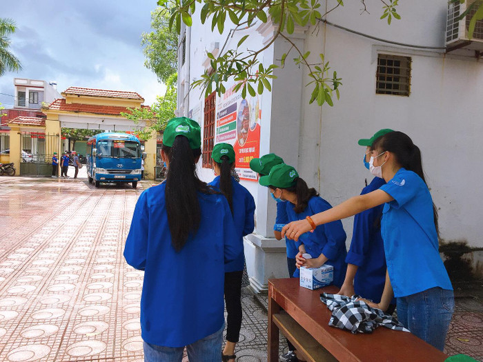 Đội thanh niên tình nguyện tại điểm thi 