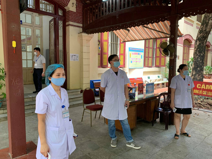 Điểm thi tại trường THPT Trần Phú (Hoàn Kiếm - Hà Nội) thực hiện các biện pháp phòng chống dịch ngay tại cổng vào