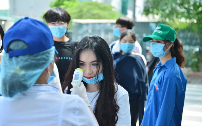 Dàn nữ sinh xinh đẹp xuất hiện tại buổi đăng ký thủ tục dự thi tốt nghiệp THPT 2020 Ảnh 2