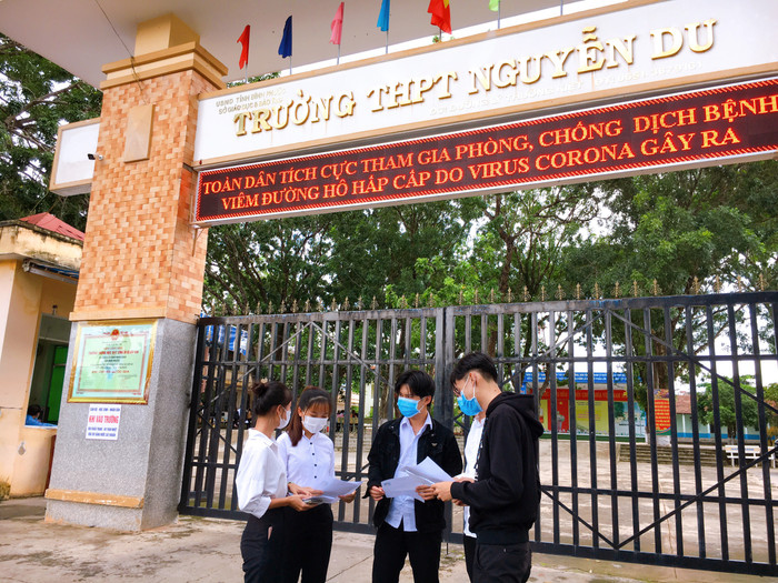 Các thí sinh trao đổi trước khi vào bên trong điểm thi