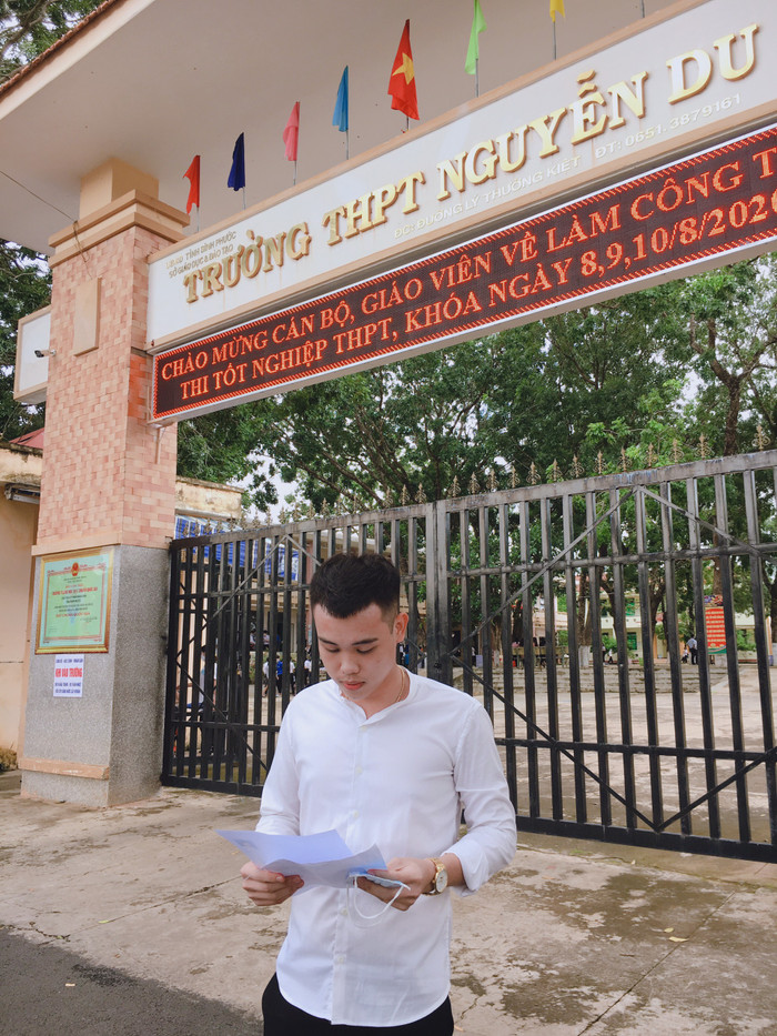 Một nam sinh 'hotboy' tại điểm thi THPT Nguyễn Du