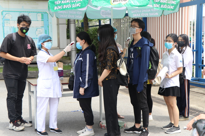 Chiều nay 8/8, gần 900.000 sĩ tử trên cả nước đã tập trung tại các điểm thi để làm thủ tục dự thi, chuẩn bị cho kỳ thi diễn ra với môn đầu tiên là Ngữ văn vào sáng mai.