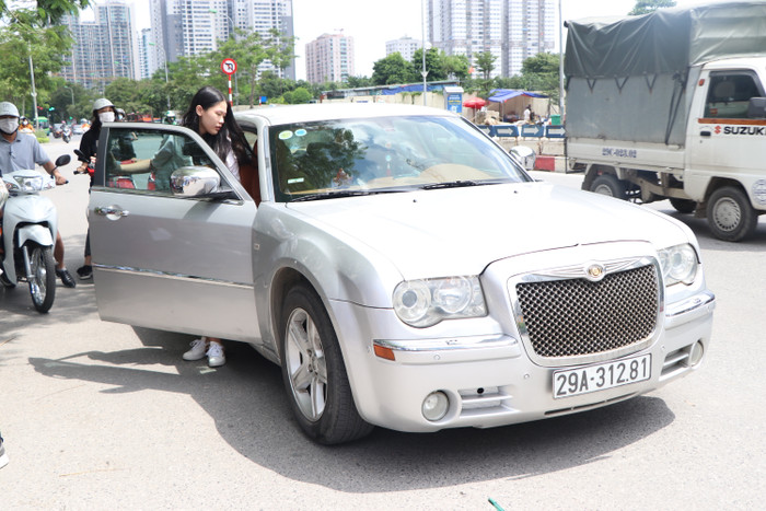 Trong chiều 8/8, tại điểm thi trường Chuyên Hà Nội - Amsterdam, thời tiết nắng nóng, rất nhiều thí sinh được bố mẹ 'hộ tống' chở đến trường bằng các loại xe sang tiền tỷ để làm thủ tục, phổ biến quy chế thi.