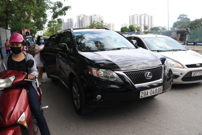 Xe sang Lexus chở sĩ tử đến tận cổng trường.