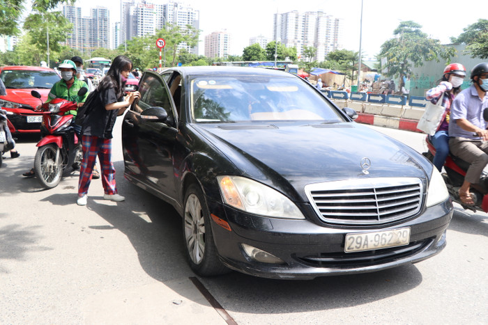 Nhiều phụ huynh dù công việc bận rộn nhưng gác hết công việc để ở nhà lo cho con. Nhiều gia đình đưa xế sang Mercedes chở sĩ tử đến trường. 